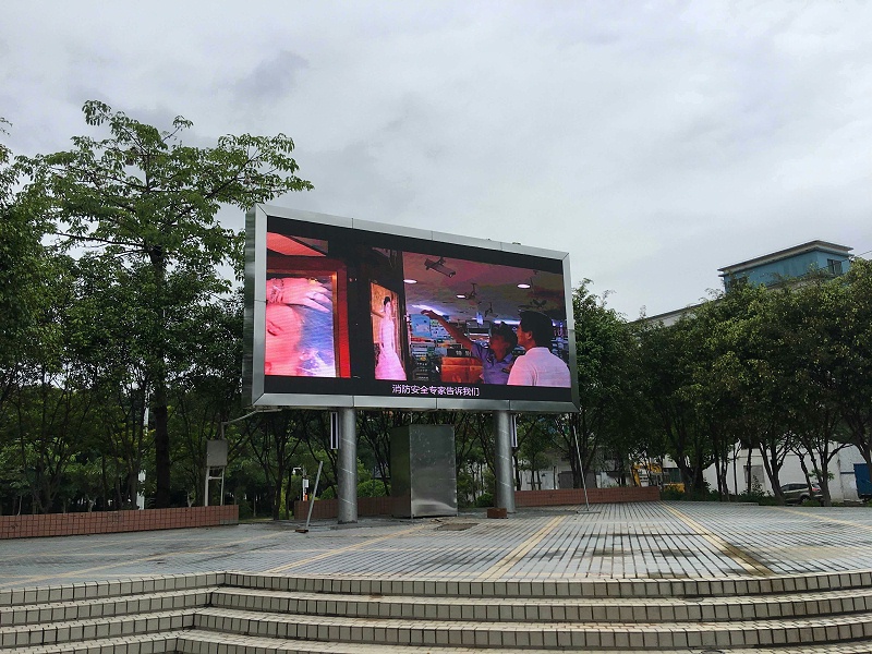 如何使用電腦連接遠(yuǎn)程控制室外LED顯示屏系統(tǒng)？